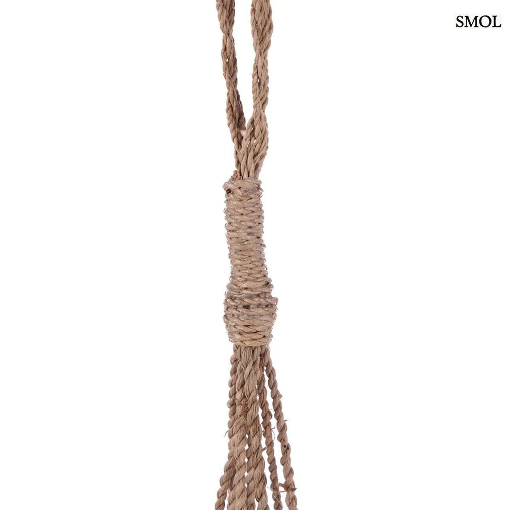 Kézzel készített kagylós dekoráció natúr kötélen függő conch kagylókkal, kötél nagyítva