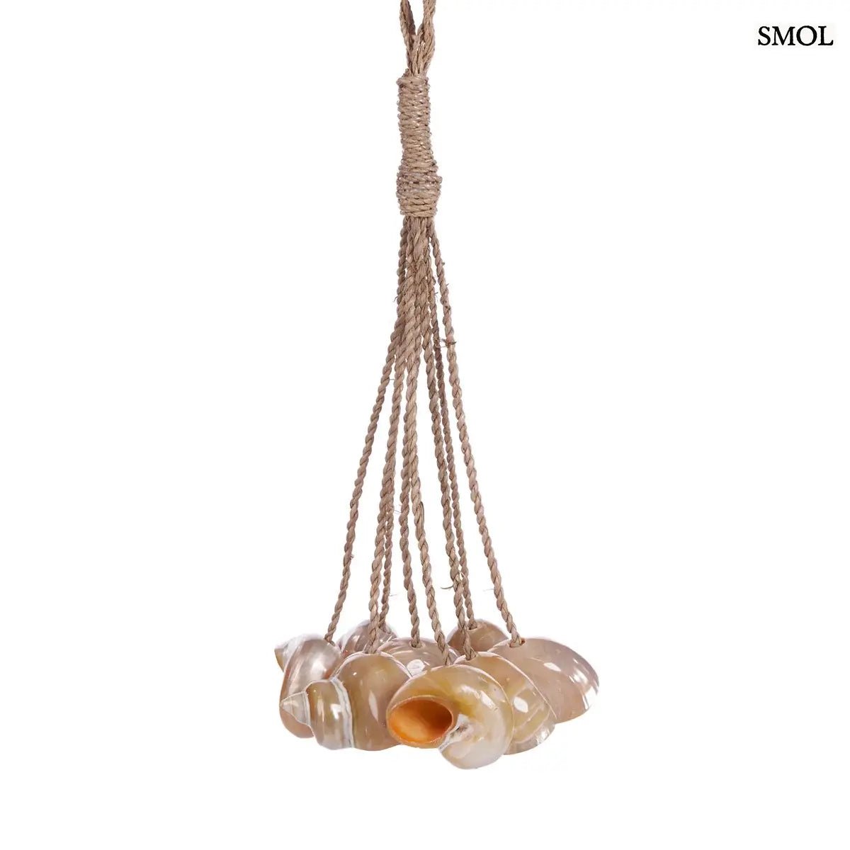 Kézzel készített kagylós dekoráció natúr kötélen függő conch kagylókkal, nagyítva