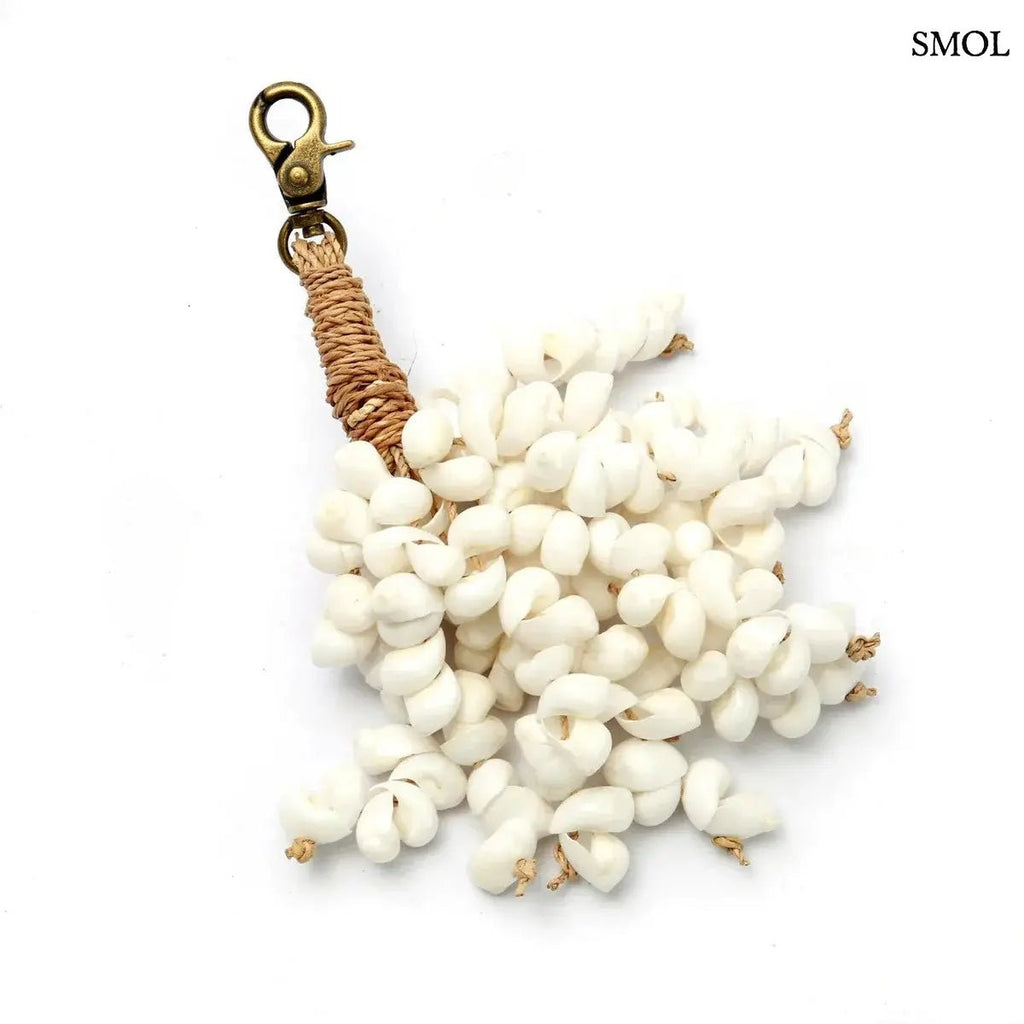 Kagylós táskadísz és kulcstartó fehér tengeri kagylókból, kézzel fonott tengerifűvel, fehér háttérrel