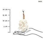 Kagylós táskadísz és kulcstartó fehér tengeri kagylókból, kézzel fonott tengerifűvel, méretarányosan