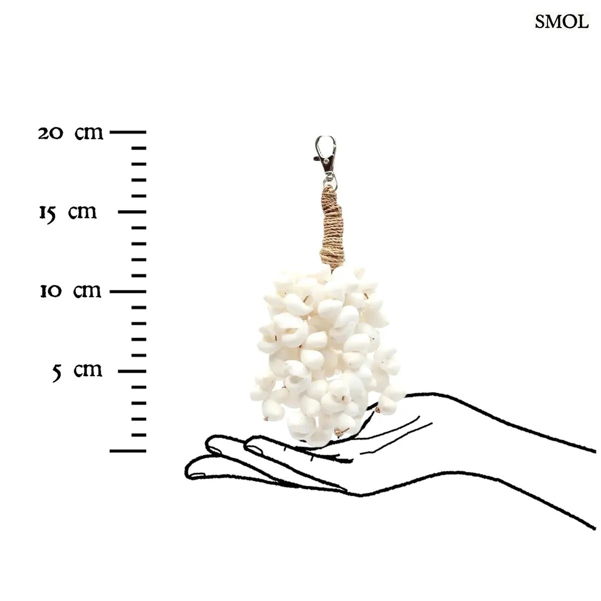 Kagylós táskadísz és kulcstartó fehér tengeri kagylókból, kézzel fonott tengerifűvel, méretarányosan