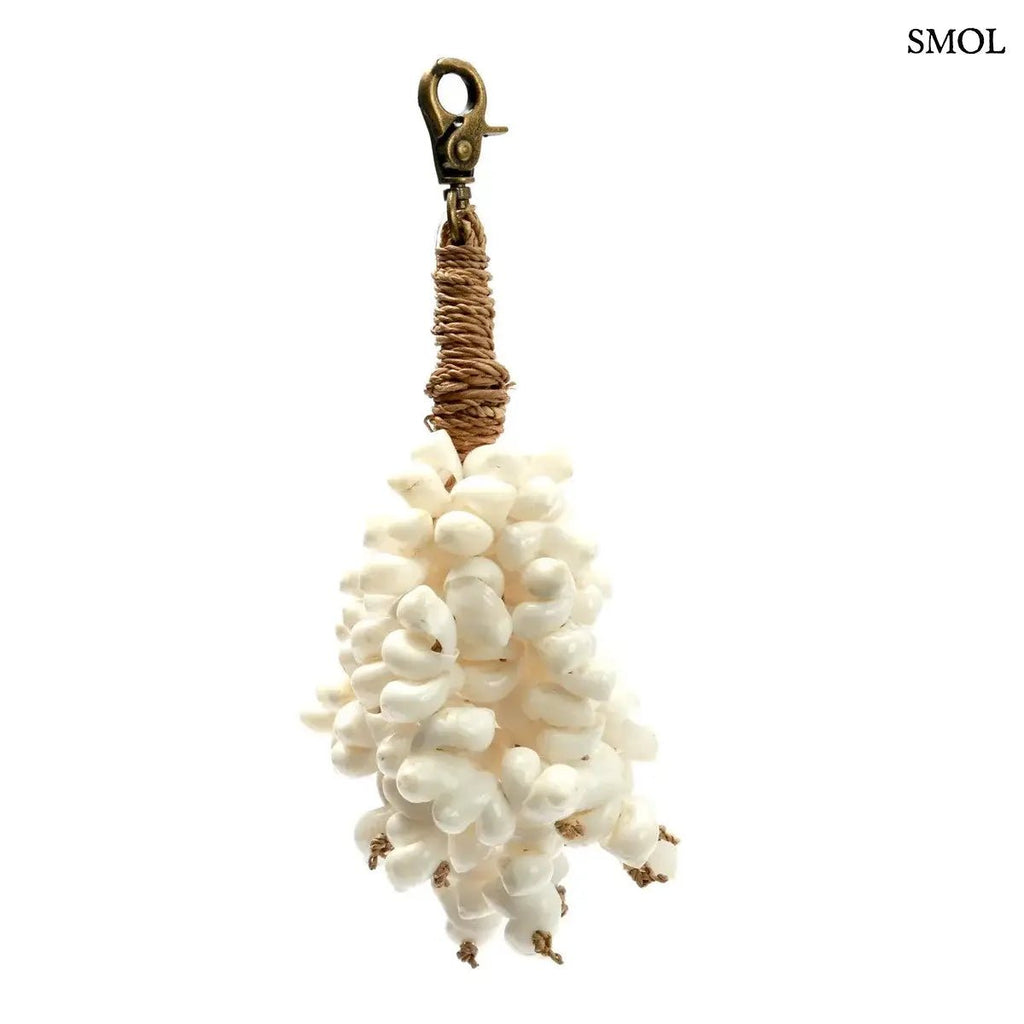 Kagylós táskadísz és kulcstartó fehér tengeri kagylókból, kézzel fonott tengerifűvel, szemből