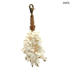 Kagylós táskadísz és kulcstartó fehér tengeri kagylókból, kézzel fonott tengerifűvel, szemből