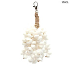 Kagylós táskadísz és kulcstartó fehér tengeri kagylókból, kézzel fonott tengerifűvel, oldalról