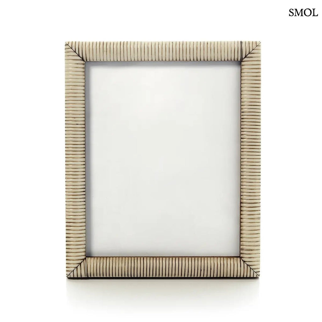 Antik, kézzel faragott fehér bivalycsont képkeret függőleges bordázott textúrával 20x25 cm-es méretben, fehér háttérrel