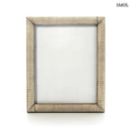 Antik, kézzel faragott fehér bivalycsont képkeret függőleges bordázott textúrával 20x25 cm-es méretben, fehér háttérrel