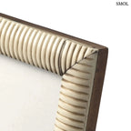 Antik, kézzel faragott fehér bivalycsont képkeret függőleges bordázott textúrával 20x25 cm-es méretben, sarok nagyítva