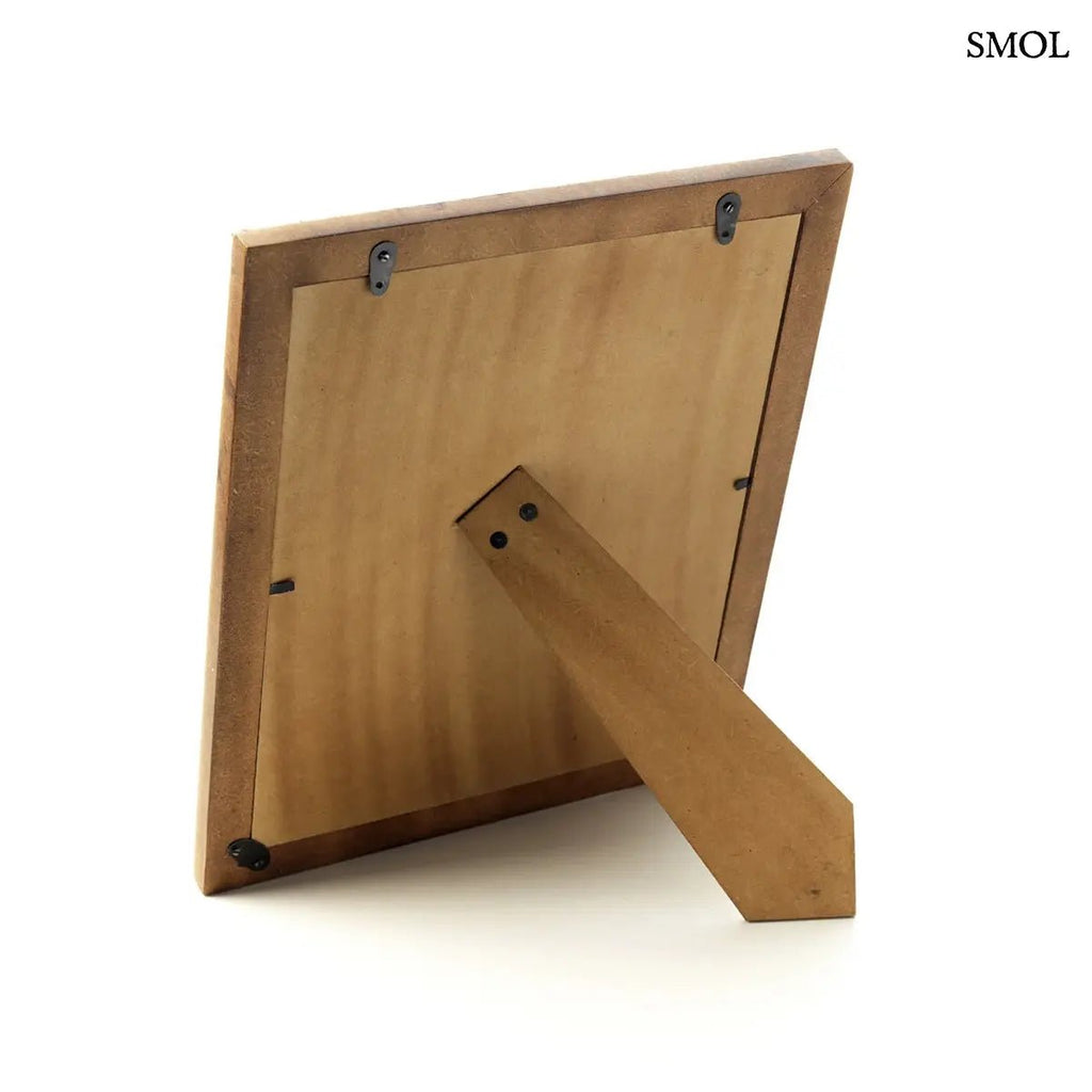 Antik, kézzel faragott fehér bivalycsont képkeret függőleges bordázott textúrával 20x25 cm-es méretben, hátulról