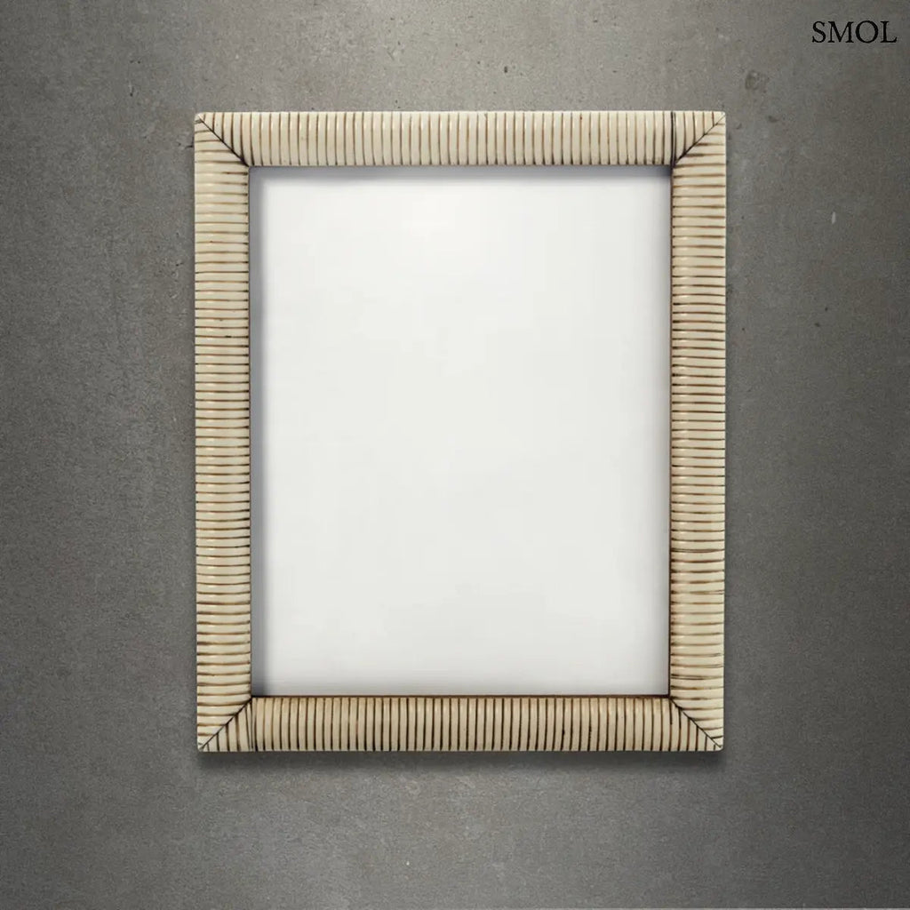 Antik, kézzel faragott fehér bivalycsont képkeret függőleges bordázott textúrával 20x25 cm-es méretben, szürke háttérrel