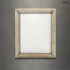 Antik, kézzel faragott fehér bivalycsont képkeret függőleges bordázott textúrával 20x25 cm-es méretben, szürke háttérrel