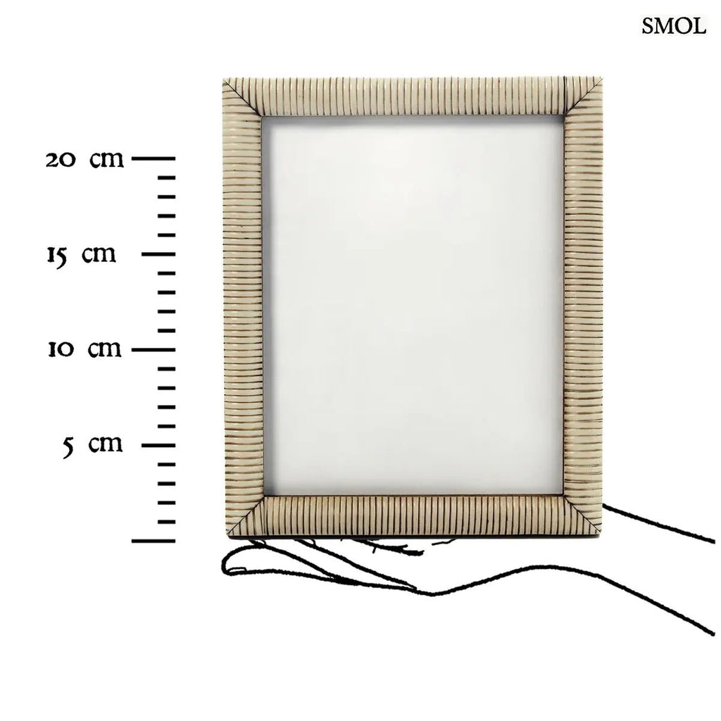 Antik, kézzel faragott fehér bivalycsont képkeret függőleges bordázott textúrával 20x25 cm-es méretben, méretarányosan