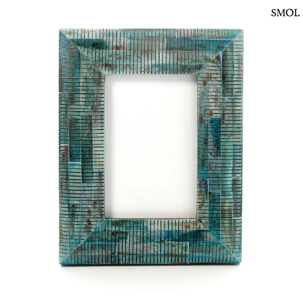 Türkizkék Ocean Ripple képkeret bordázott bivalycsont felülettel és márványos mintázattal, fehér háttérrel