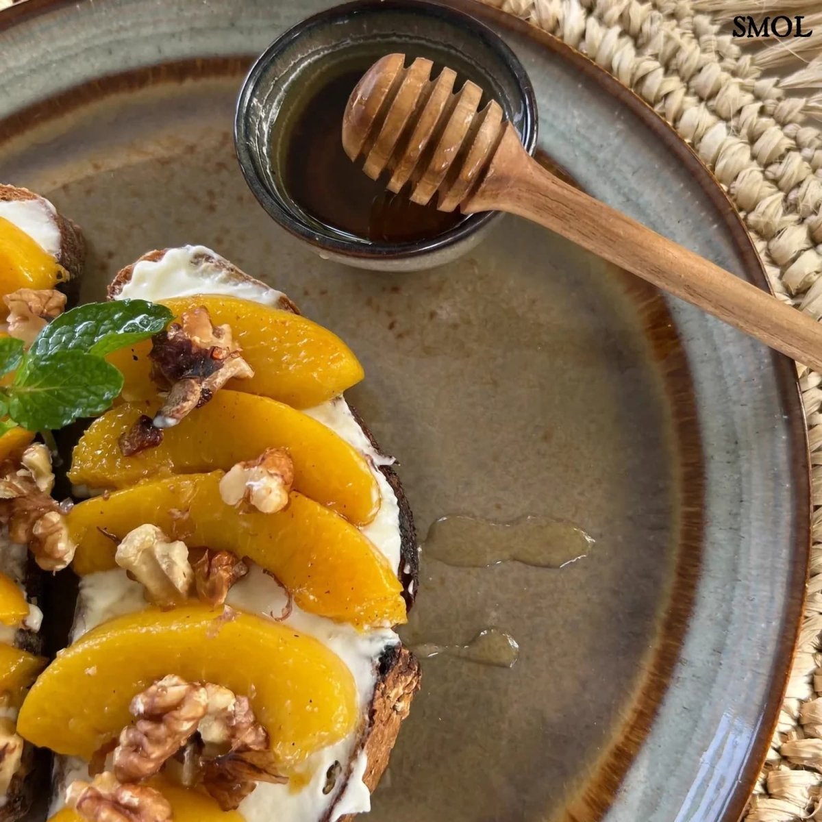 Kézzel készült repesztett mázas szószos tányér szett mézzel