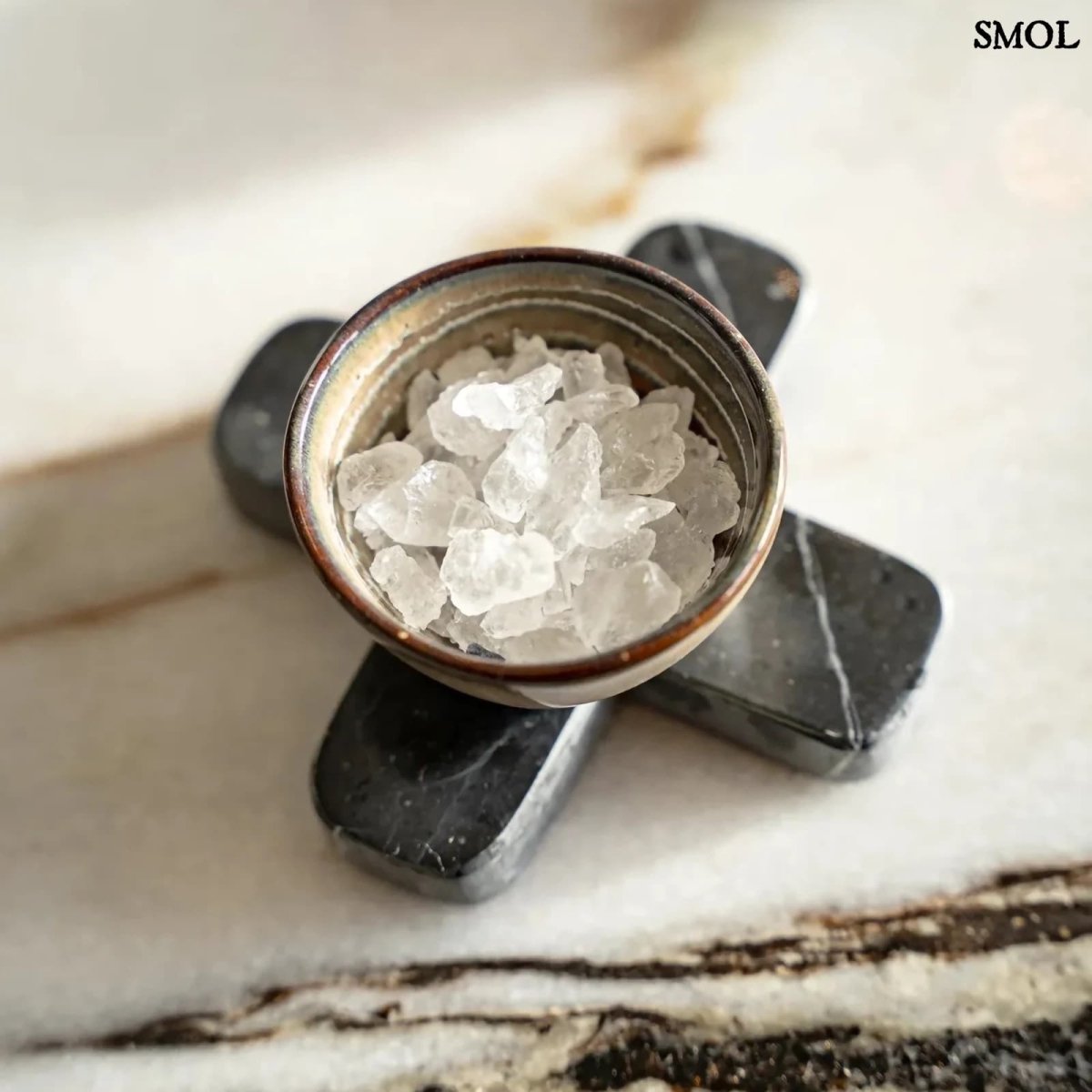 Kézzel készült repesztett mázas szószos tányér szett sóval