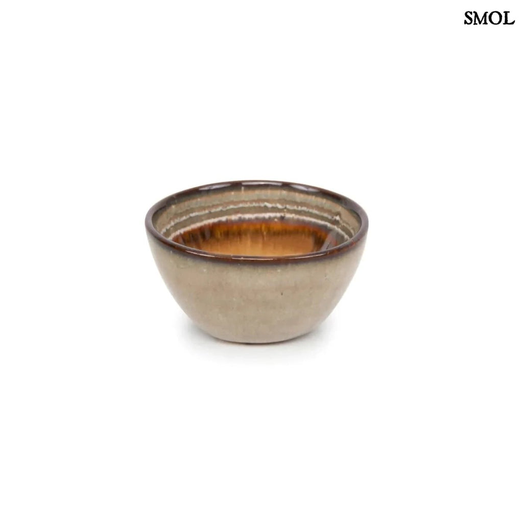 Kézzel készült repesztett mázas szószos tányér szett fehér háttérrel