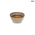 Kézzel készült repesztett mázas szószos tányér szett fehér háttérrel