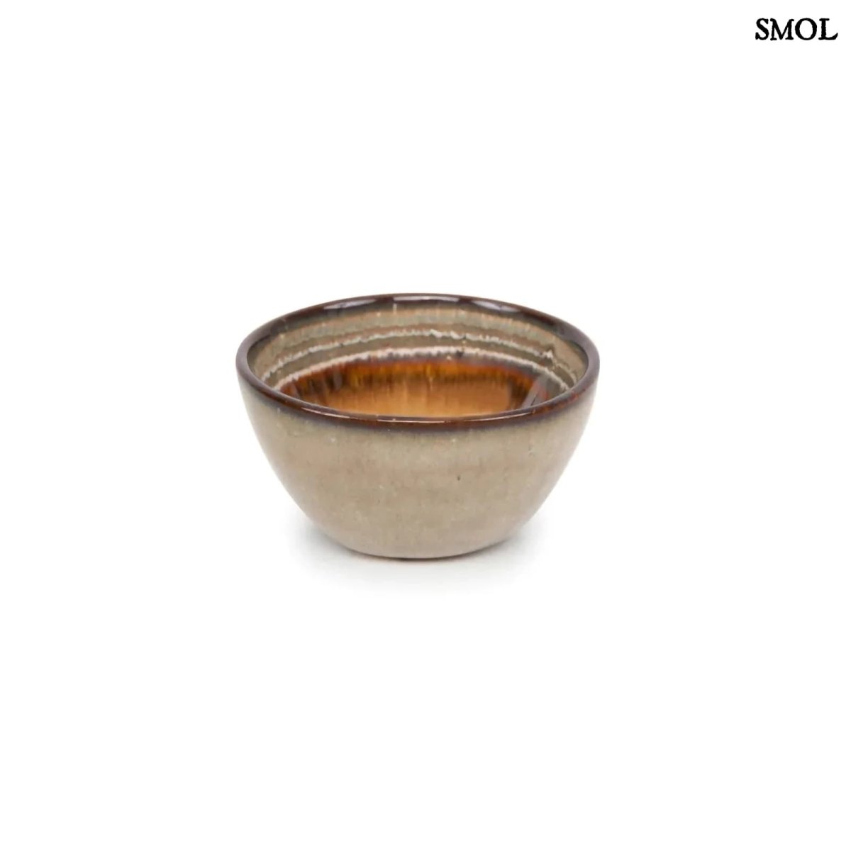 Kézzel készült repesztett mázas szószos tányér szett fehér háttérrel