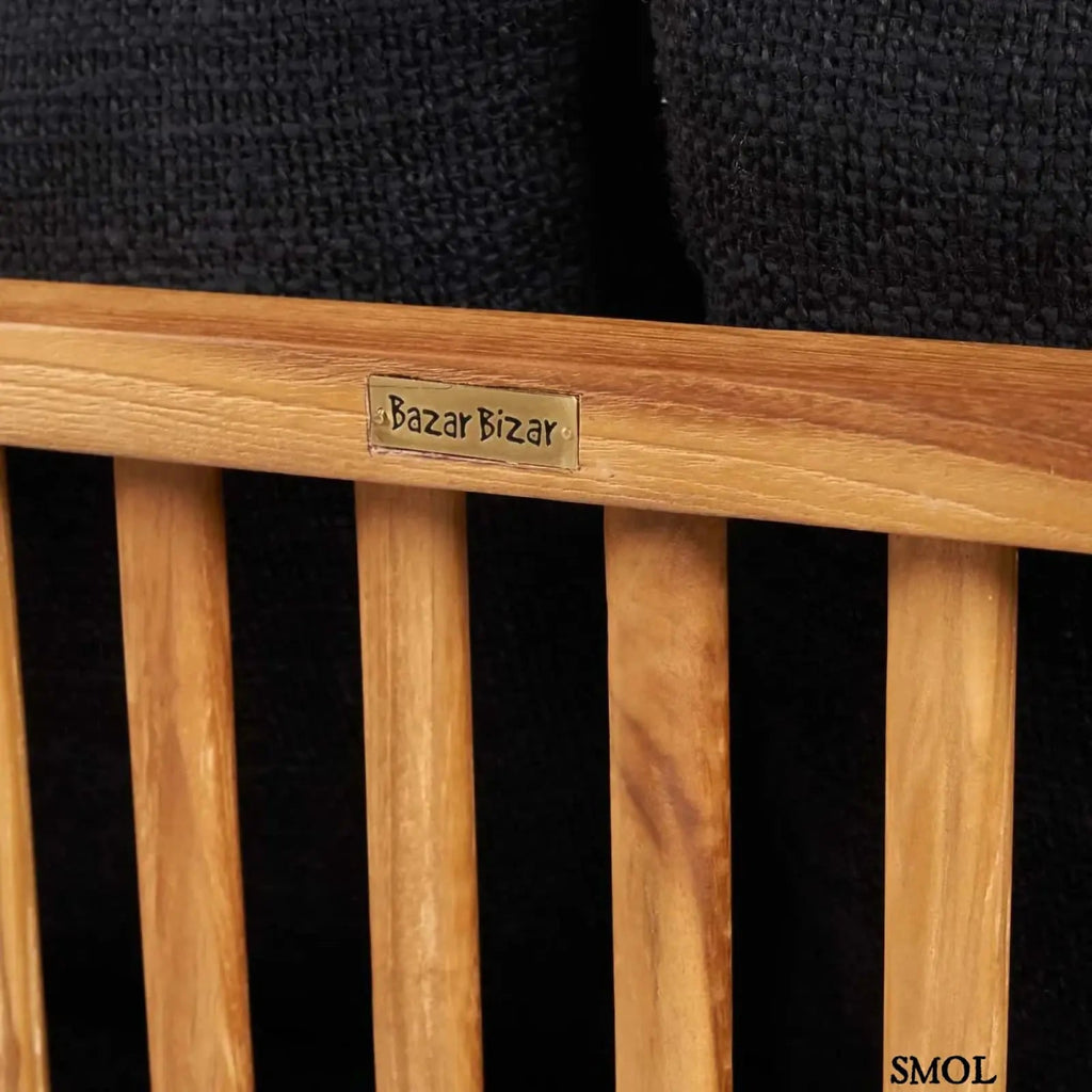 Kétszemélyes kanapé, újrahasznosított tíkfa kerettel és fekete kárpit párnákkal,  fa nagyítva