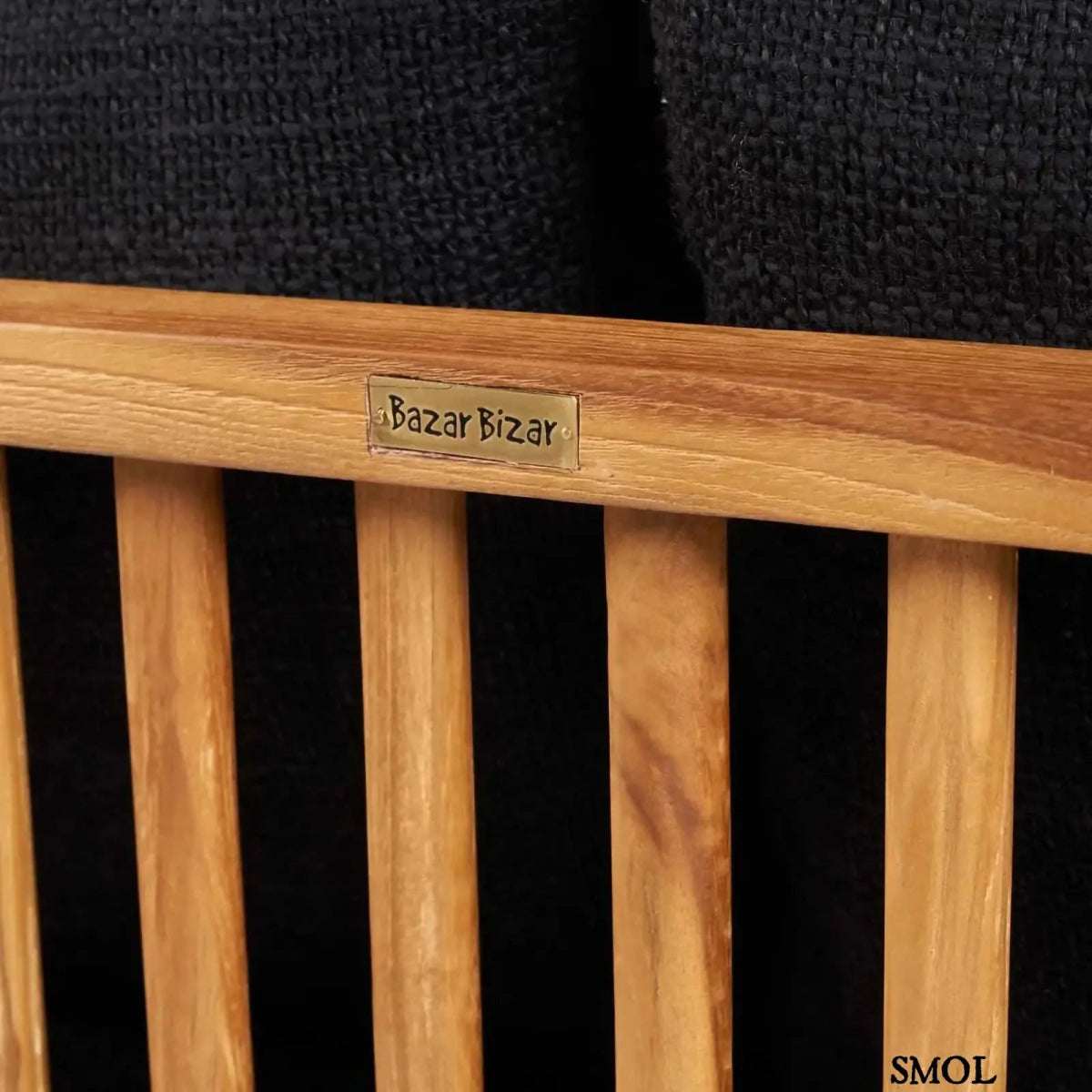 Kétszemélyes kanapé, újrahasznosított tíkfa kerettel és fekete kárpit párnákkal,  fa nagyítva