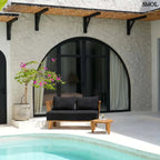 Kétszemélyes kanapé, újrahasznosított tíkfa kerettel és fekete kárpit párnákkal, teraszon