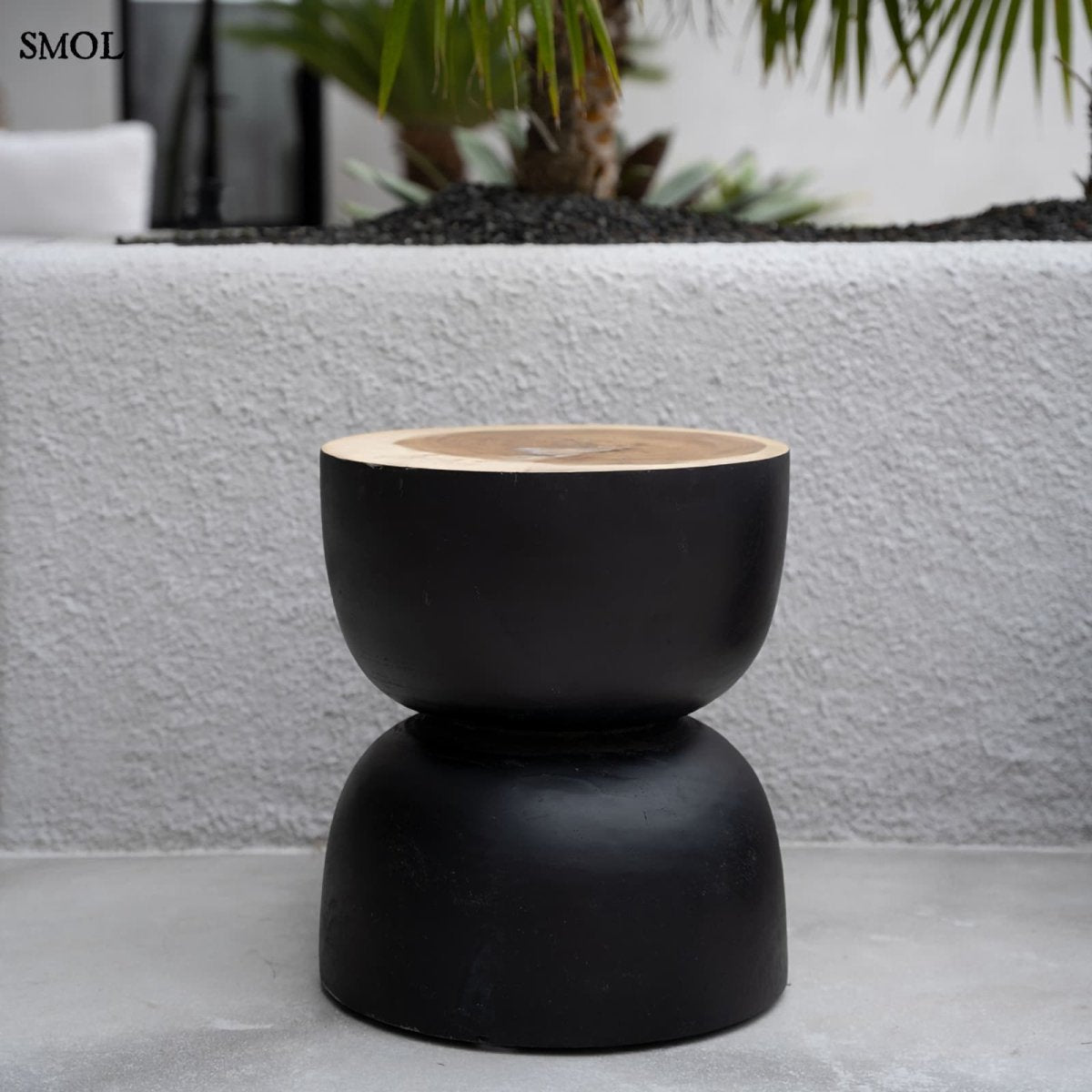 Fekete suar fa kisasztal natúr felülettel - teraszon