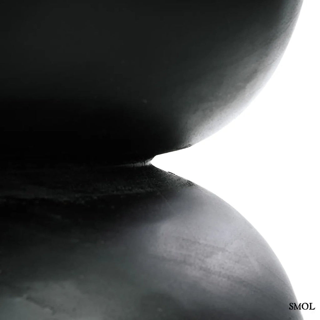 Fekete suar fa kisasztal natúr felülettel - oldalról nagyítva