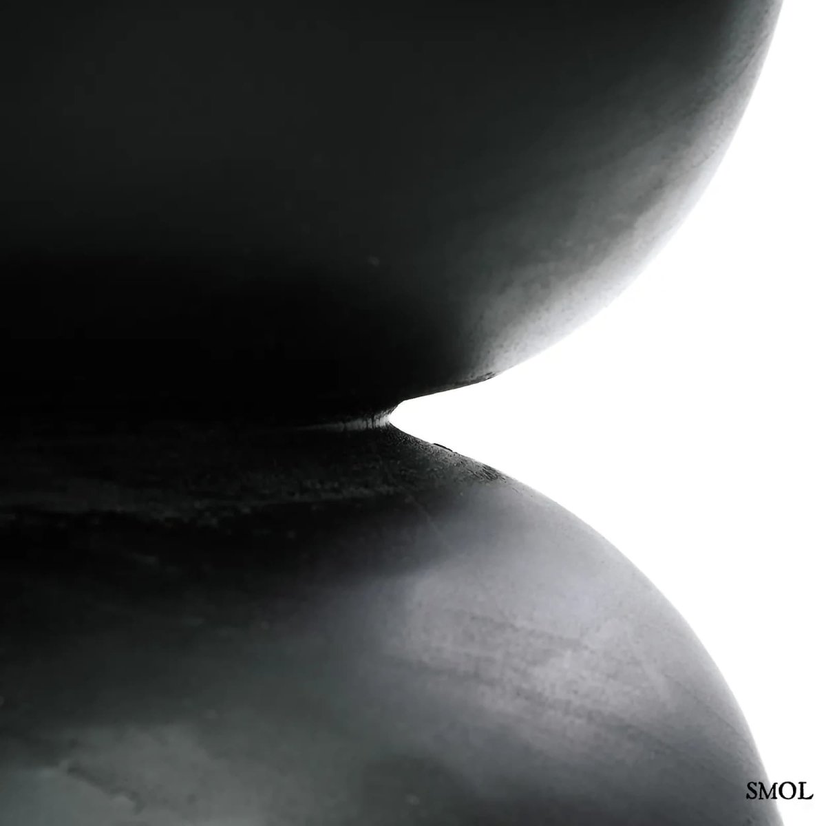 Fekete suar fa kisasztal natúr felülettel - oldalról nagyítva