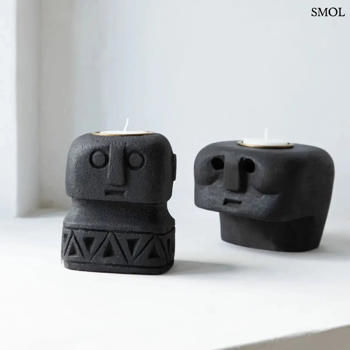 Kézzel faragott fekete kő mécsestartó misztikus arc szobor formában, sárgaréz betéttel, két gyertyatartó