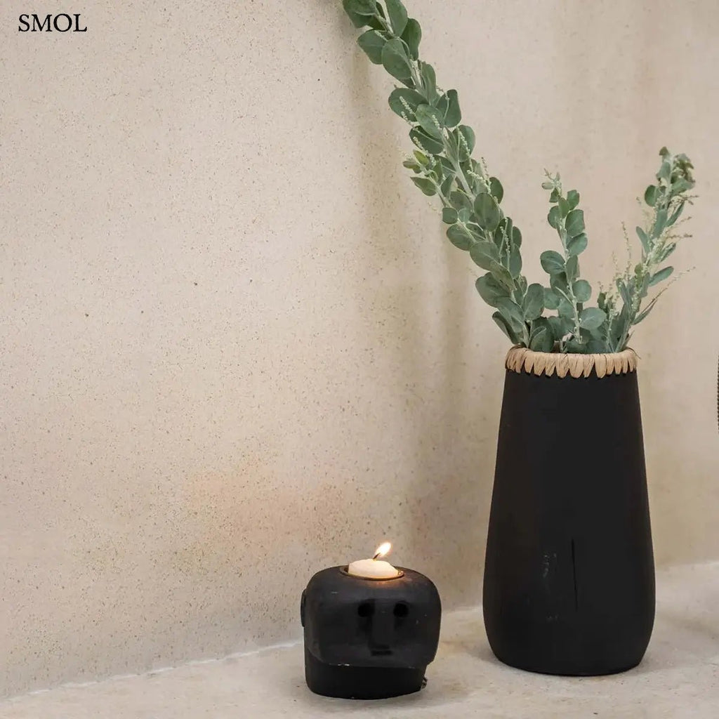 Kézzel faragott fekete kő mécsestartó misztikus arc szobor formában, sárgaréz betéttel, vázával