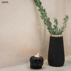 Kézzel faragott fekete kő mécsestartó misztikus arc szobor formában, sárgaréz betéttel, vázával