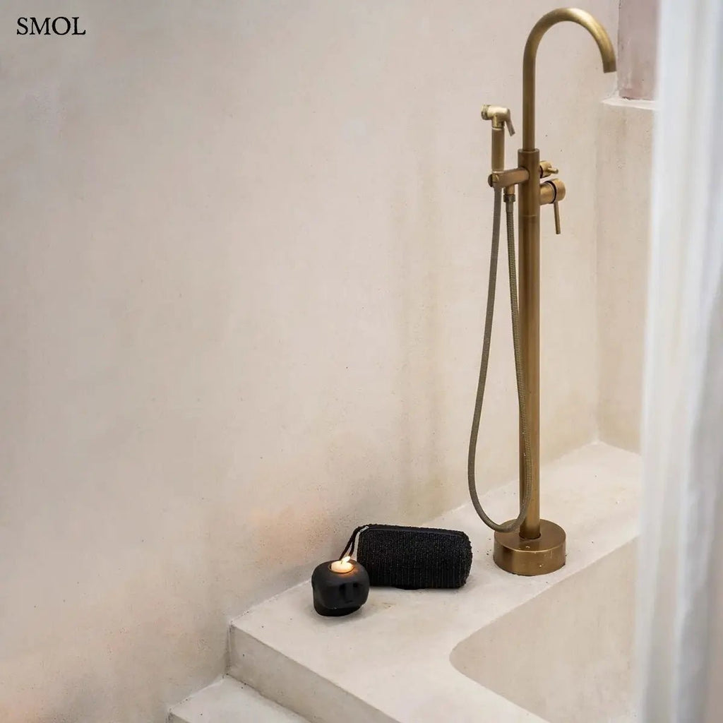 Kézzel faragott fekete kő mécsestartó misztikus arc szobor formában, sárgaréz betéttel, fürdőszobában