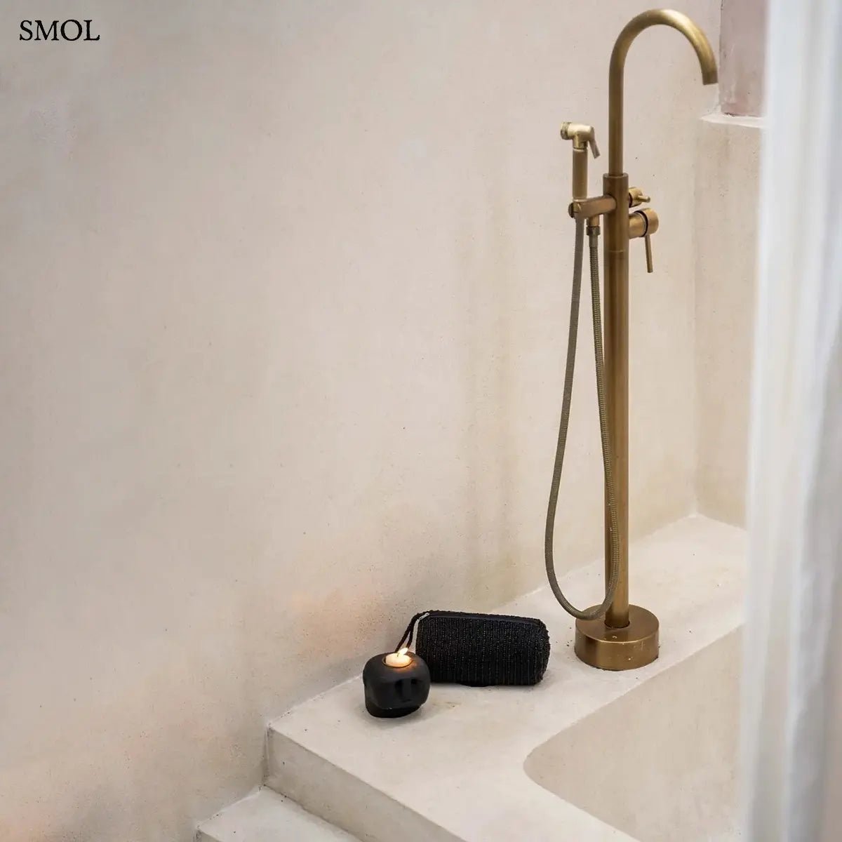 Kézzel faragott fekete kő mécsestartó misztikus arc szobor formában, sárgaréz betéttel, fürdőszobában