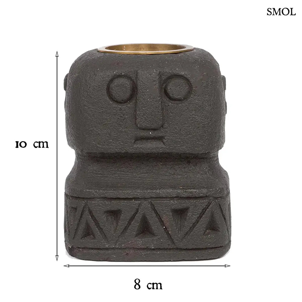 Fekete kő mécsestartó, kézzel faragott stilizált arc motívummal, Sumba-szigeti homokkőből, méretekkel