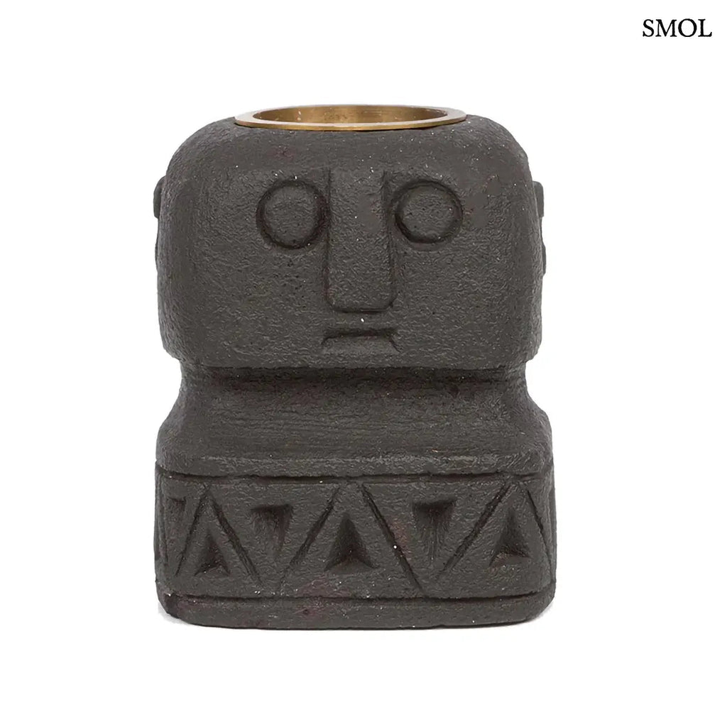 Fekete kő mécsestartó, kézzel faragott stilizált arc motívummal, Sumba-szigeti homokkőből,szemből