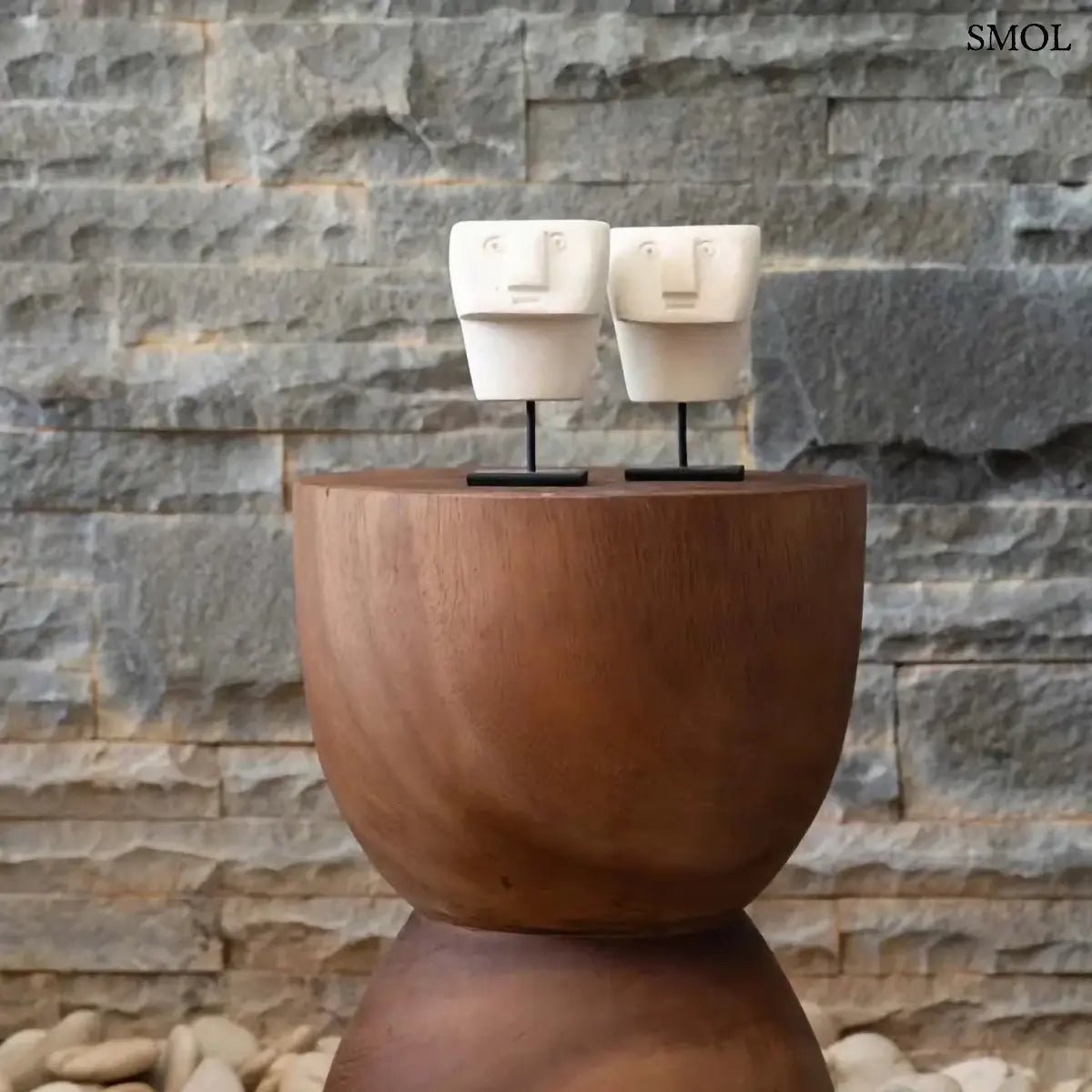 Kézzel faragott Sumba kőszobor fém állványon, homokkőből készült indonéz dekoráció, két szobor kisasztalon