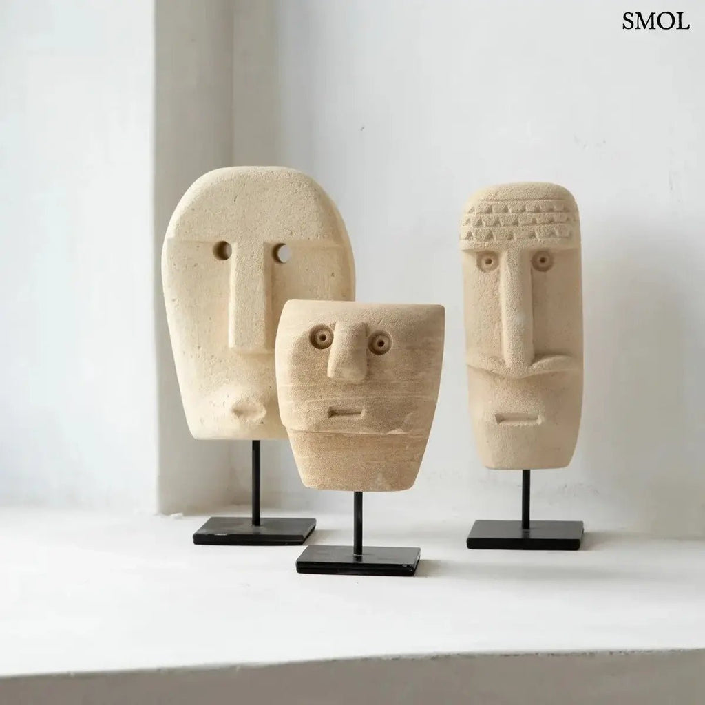 Kézzel faragott Sumba kőszobor fém állványon, homokkőből készült indonéz dekoráció, három szobor együtt