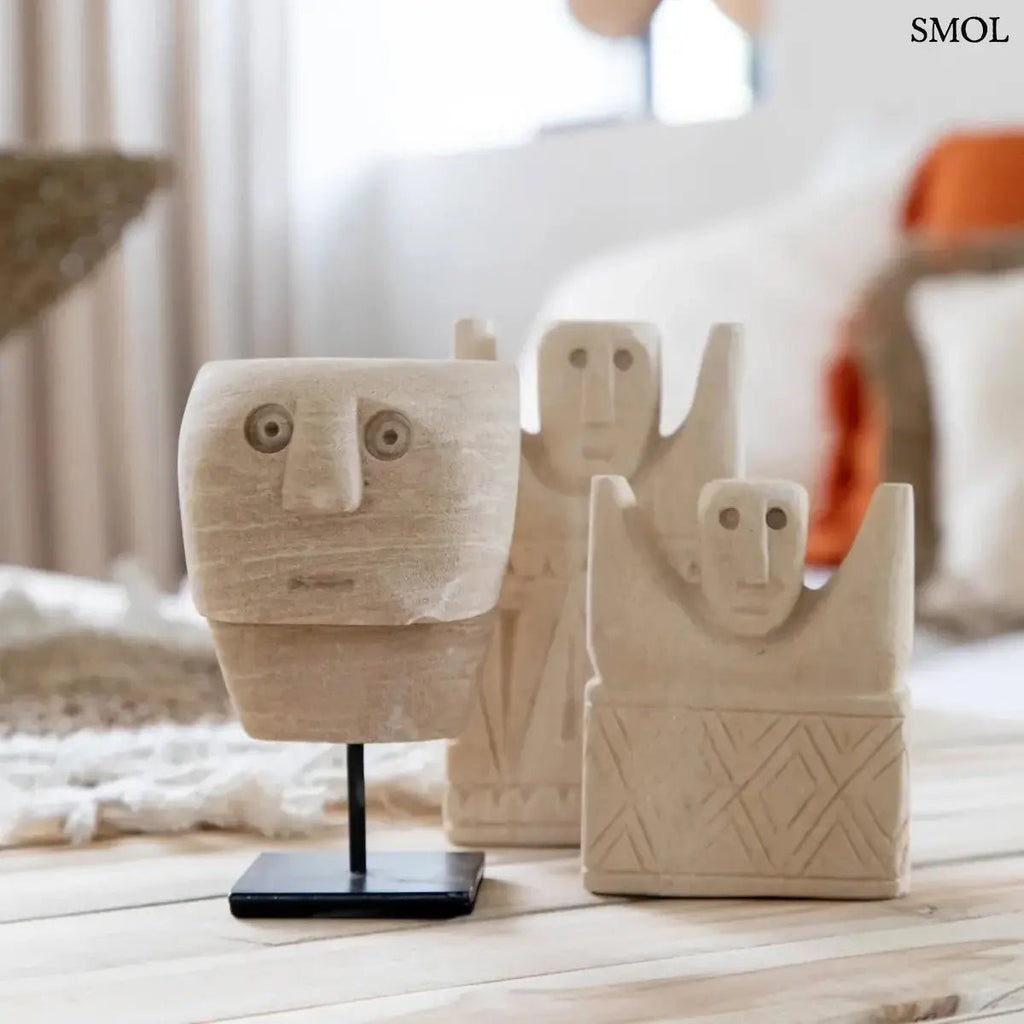 Kézzel faragott Sumba kőszobor fém állványon, homokkőből készült indonéz dekoráció, nappaliban, három szobor