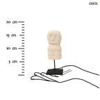 Kézzel faragott Sumba kőszobor fém állványon, natúr homokkőből készült indonéz dekorációs figura, méretarányosan