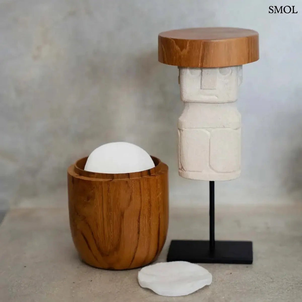 Kézzel faragott Sumba kőszobor fém állványon, natúr homokkőből készült indonéz dekorációs figura, fürdőszobai tárolóval