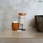 Kézzel faragott Sumba kőszobor fém állványon, natúr homokkőből készült indonéz dekorációs figura, fürdőszobában