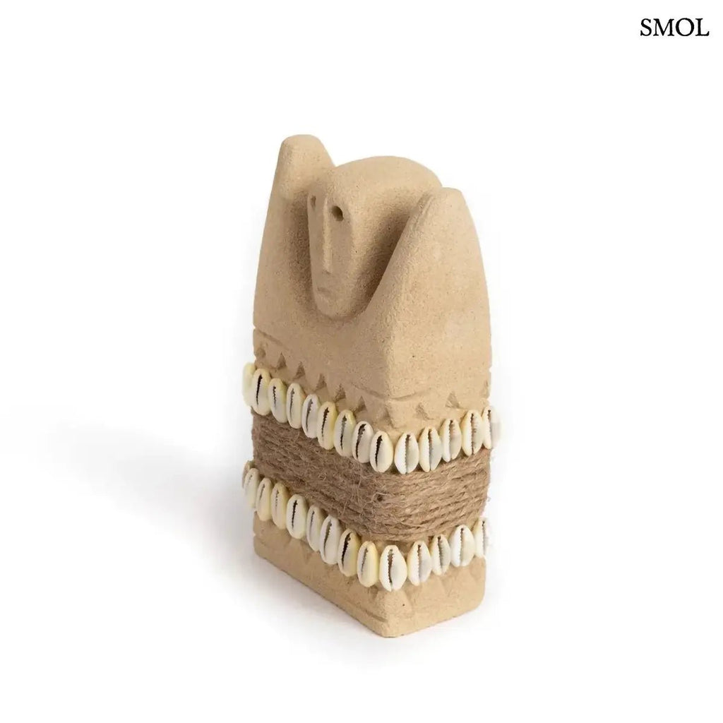 Kézzel faragott indonéz homokkő szobor kagylókkal és juta kötéllel díszítve Sumba szigetéről, elforgatva