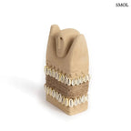 Kézzel faragott indonéz homokkő szobor kagylókkal és juta kötéllel díszítve Sumba szigetéről, elforgatva