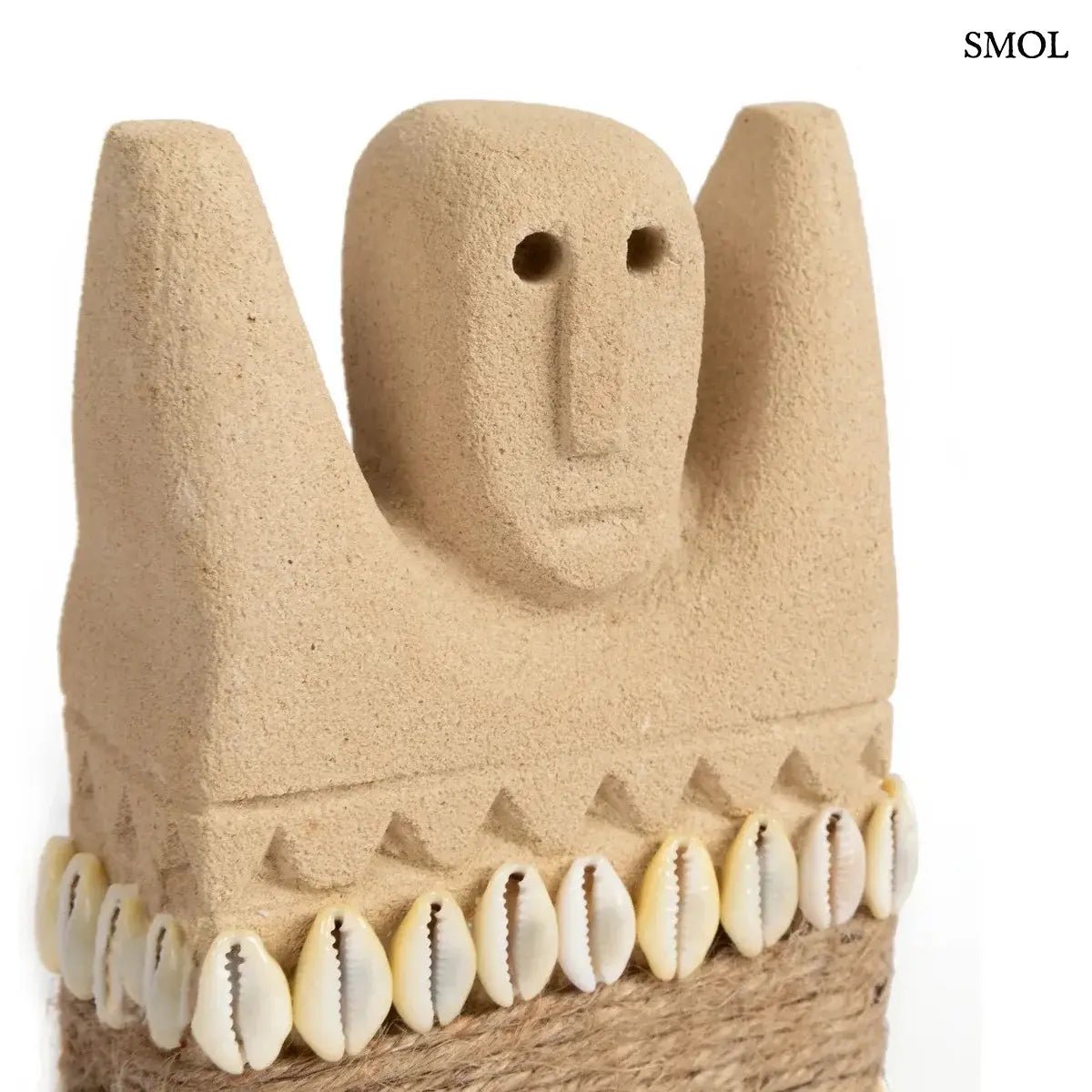 Kézzel faragott indonéz homokkő szobor kagylókkal és juta kötéllel díszítve Sumba szigetéről, nagyítva