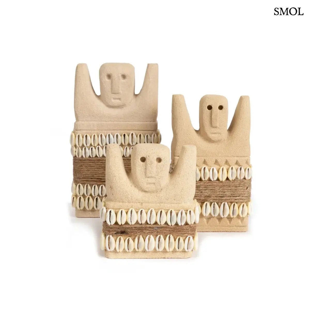 Kézzel faragott indonéz homokkő szobor kagylókkal és juta kötéllel díszítve Sumba szigetéről, három méretben