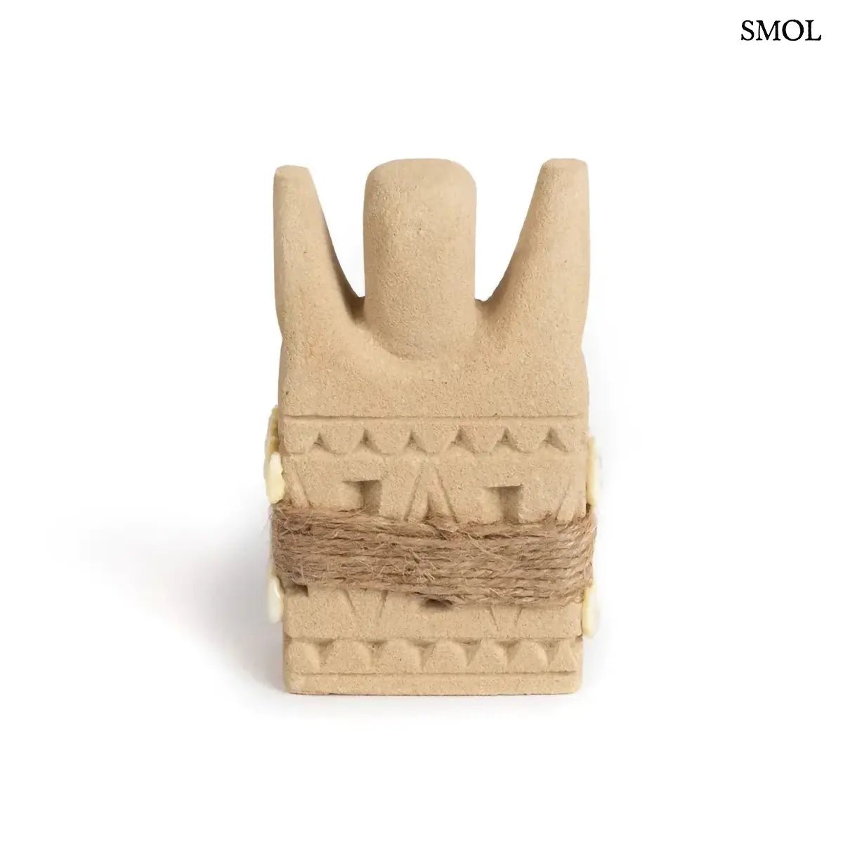 Kézzel faragott indonéz homokkő szobor kagylókkal és juta kötéllel díszítve Sumba szigetéről, hátulról