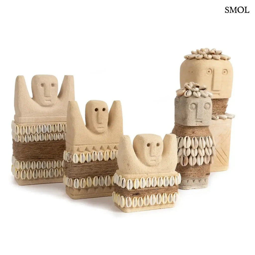 Kézzel faragott indonéz homokkő szobor kagylókkal és juta kötéllel díszítve Sumba szigetéről, 5 hasonló szobor együtt