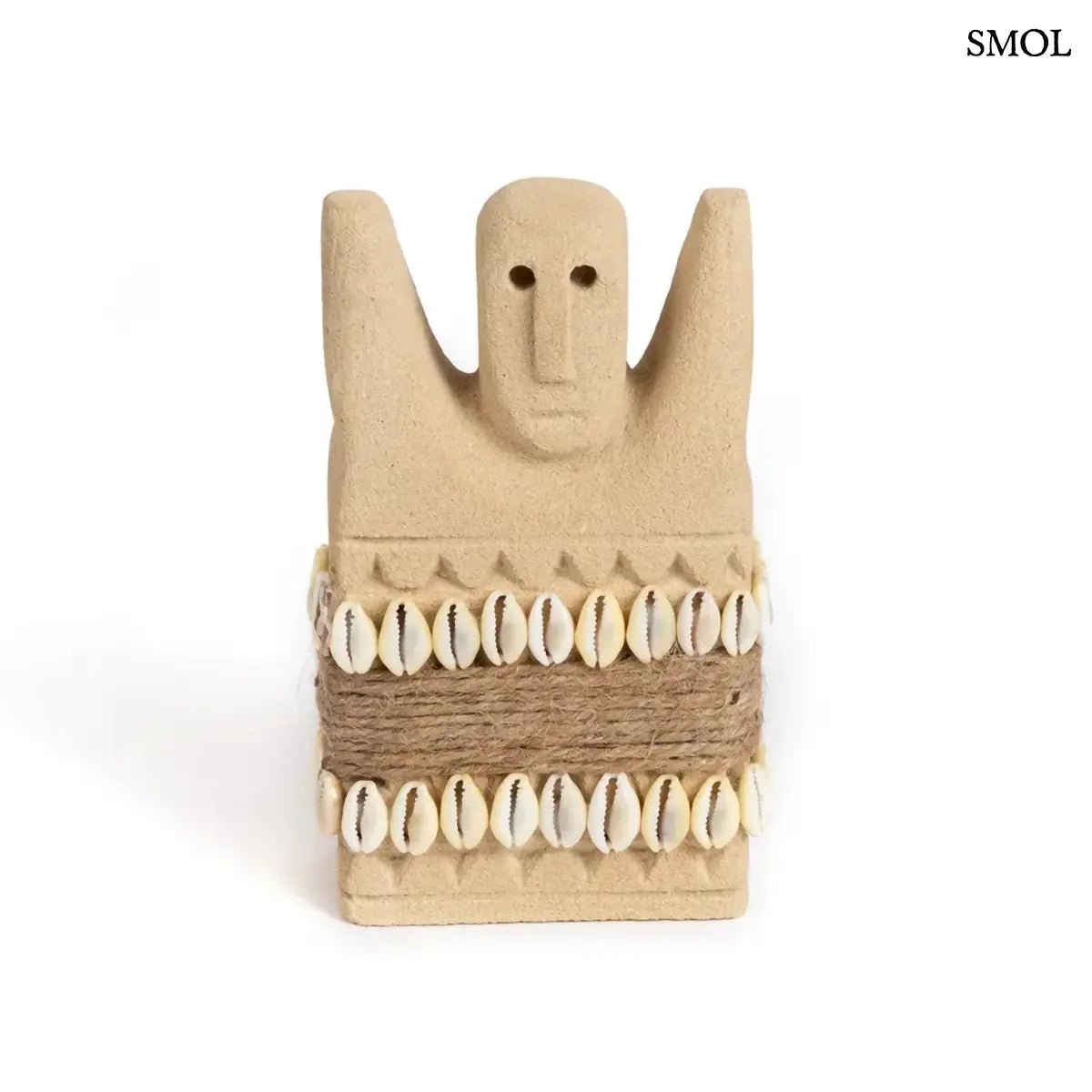 Kézzel faragott indonéz homokkő szobor kagylókkal és juta kötéllel díszítve Sumba szigetéről, fehér háttérrel, szemből