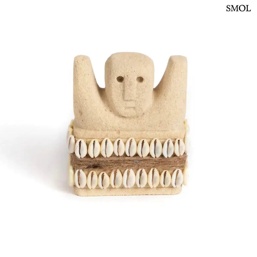 Kézzel faragott Sumba kőszobor homokkőből, fehér cowrie kagyló díszítéssel és rusztikus kötéllel, szemből