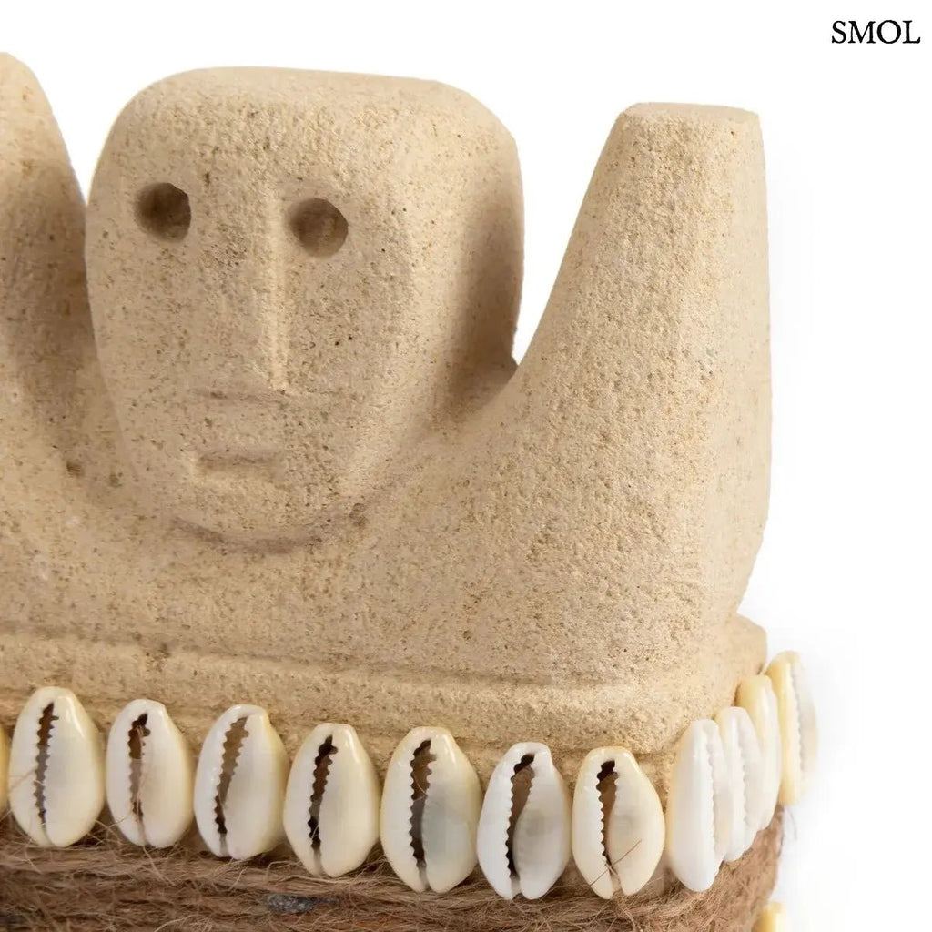 Kézzel faragott Sumba kőszobor homokkőből, fehér cowrie kagyló díszítéssel és rusztikus kötéllel, nagyítva