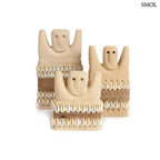 Kézzel faragott Sumba kőszobor homokkőből, fehér cowrie kagyló díszítéssel és rusztikus kötéllel, három méretben